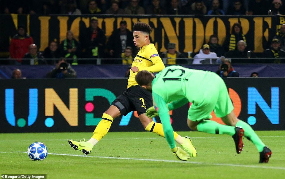...còn Jadon Sancho là người ấn định chiến thắng đậm đà 4-1 cho Dortmund, qua đó độc chiếm ngôi đầu bảng A với 9 điểm.