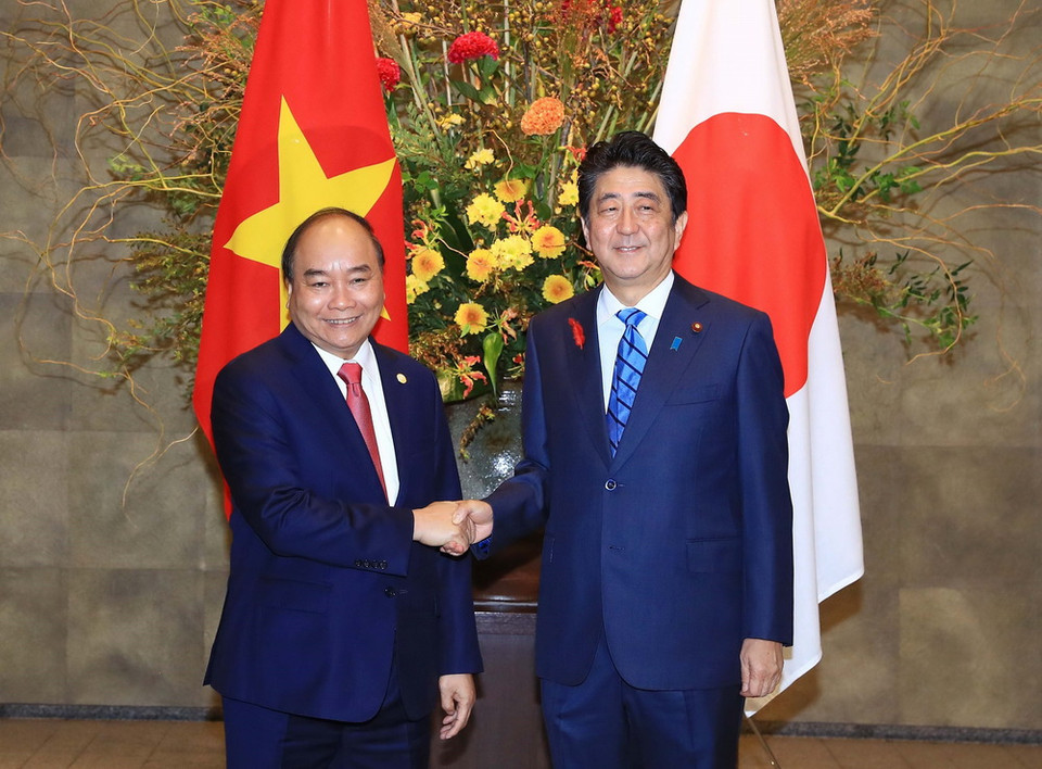 Thủ tướng Nhật Bản Shinzo Abe đón Thủ tướng Nguyễn Xuân Phúc. (Ảnh: Thống Nhất/TTXVN)