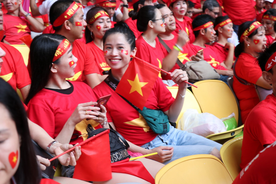 Cổ vũ hết mình cho đội tuyển Việt Nam. (Ảnh: Vietnam+)