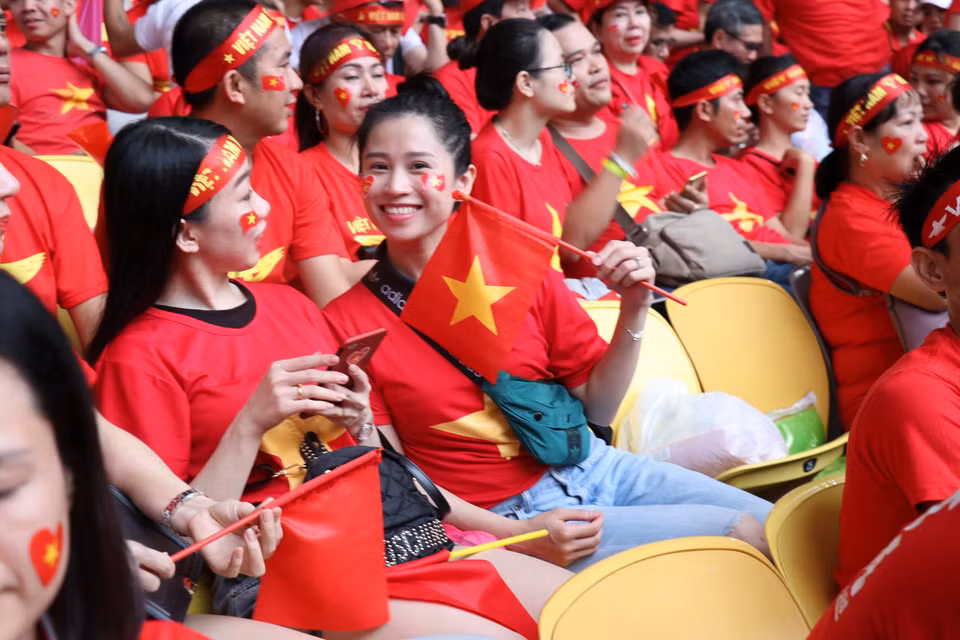 Cổ vũ hết mình cho đội tuyển Việt Nam. (Ảnh: Vietnam+)