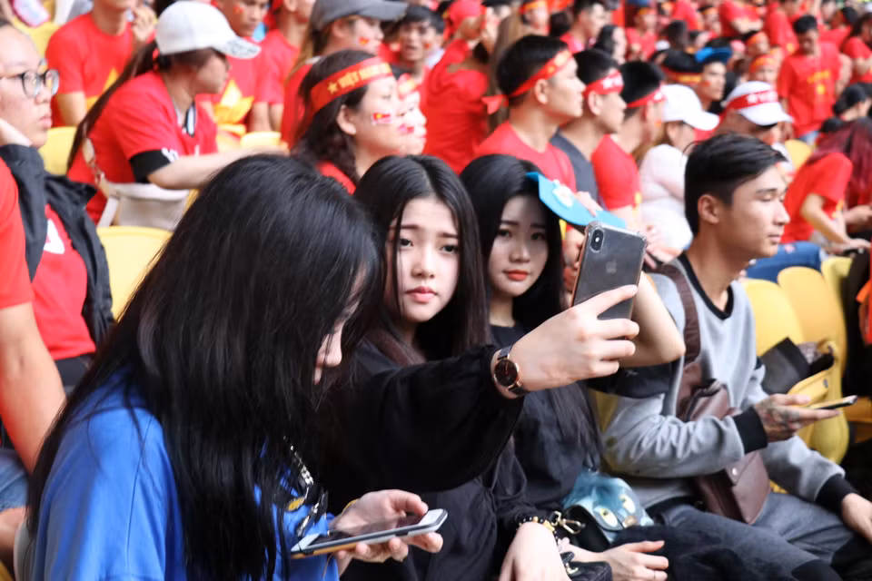 Nhiều nữ cổ động viên đã hòa mình vào hàng nghìn người hâm mộ trên khán đài sân Bukit Jalil để cổ vũ cho đội tuyển Việt Nam ở trận chung kết lượt đi AFF Suzuki Cup 2018 với chủ nhà Malaysia.