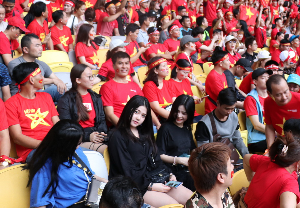 Nữ cổ động viên tạo dáng trước ống kính. (Ảnh: Vietnam+)