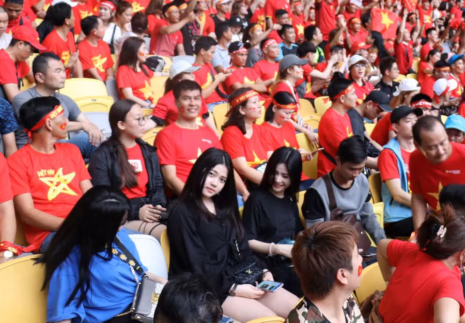Nữ cổ động viên tạo dáng trước ống kính. (Ảnh: Vietnam+)
