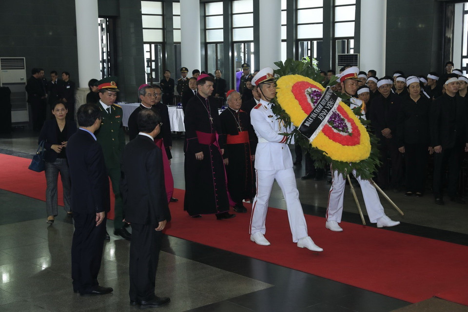 Đoàn Tòa thánh Vatican viếng Chủ tịch nước Trần Đại Quang. (Ảnh: Nhan Sáng/TTXVN)