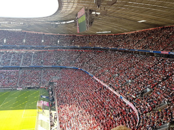 Sân Allianz ngập tràn màu đỏ của các cổ động viên trong trận cuối cùng của mùa giải 2017-18 và chia tay huấn luyện viên Jupp. (Nguồn: Thắng Trương/Munich)