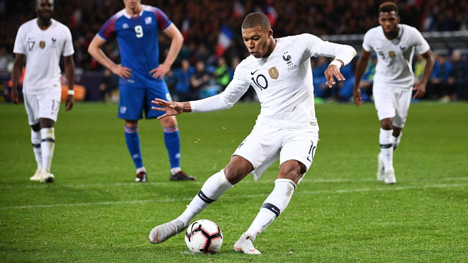Mbappe lại sắm vai người hùng khi ghi bàn thắng gỡ hòa ở phút 90 từ chấm 11m.