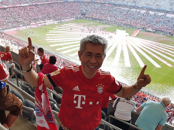 Một cổ động viên người Việt trên sân Allianz ngày Bayern nhận đĩa bạc thứ 28 (Ảnh: CTV)