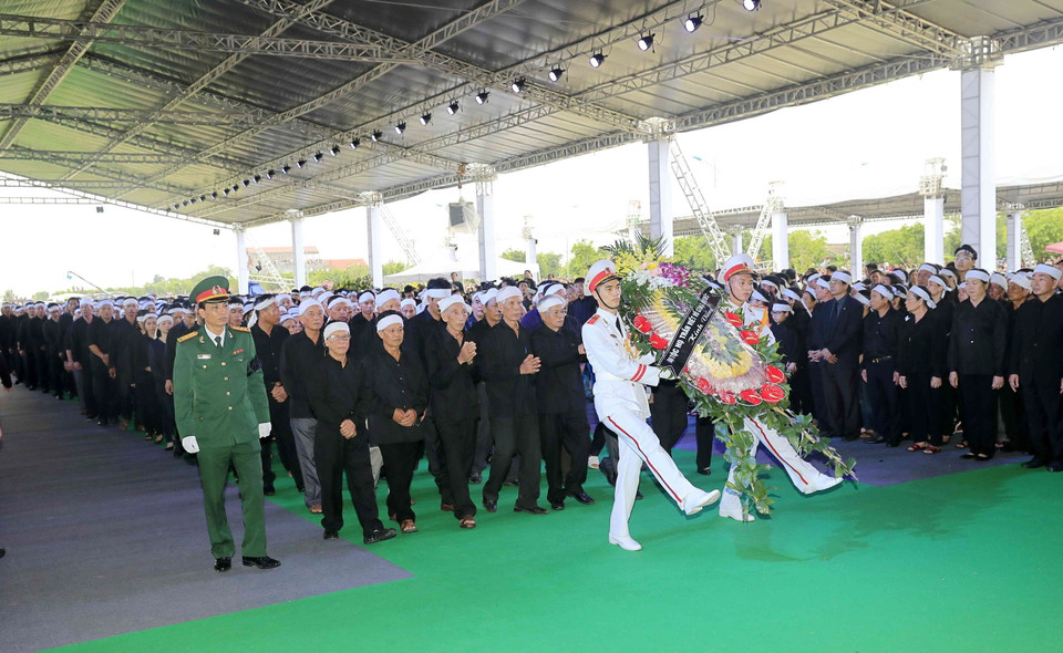 Đoàn họ hàng bên nội, bên ngoại kính viếng Chủ tịch nước Trần Đại Quang tại nơi an táng - xã Quang Thiện, huyện Kim Sơn, tỉnh Ninh Bình. (Nguồn: TTXVN)