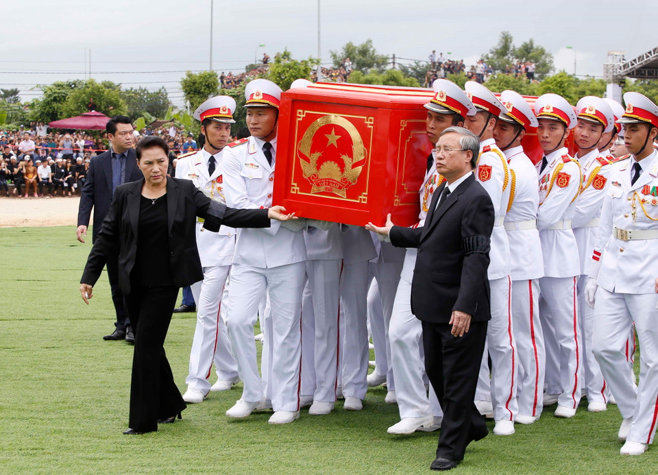 Chủ tịch Quốc hội Nguyễn Thị Kim Ngân, Thường trực Ban Bí thư Trần Quốc Vượng cùng đội nghi lễ đưa linh cữu của Chủ tịch nước Trần Đại Quang tới khu huyệt mộ để chuẩn bị cho nghi thức đầu tiên của lễ an táng. (Nguồn: TTXVN)