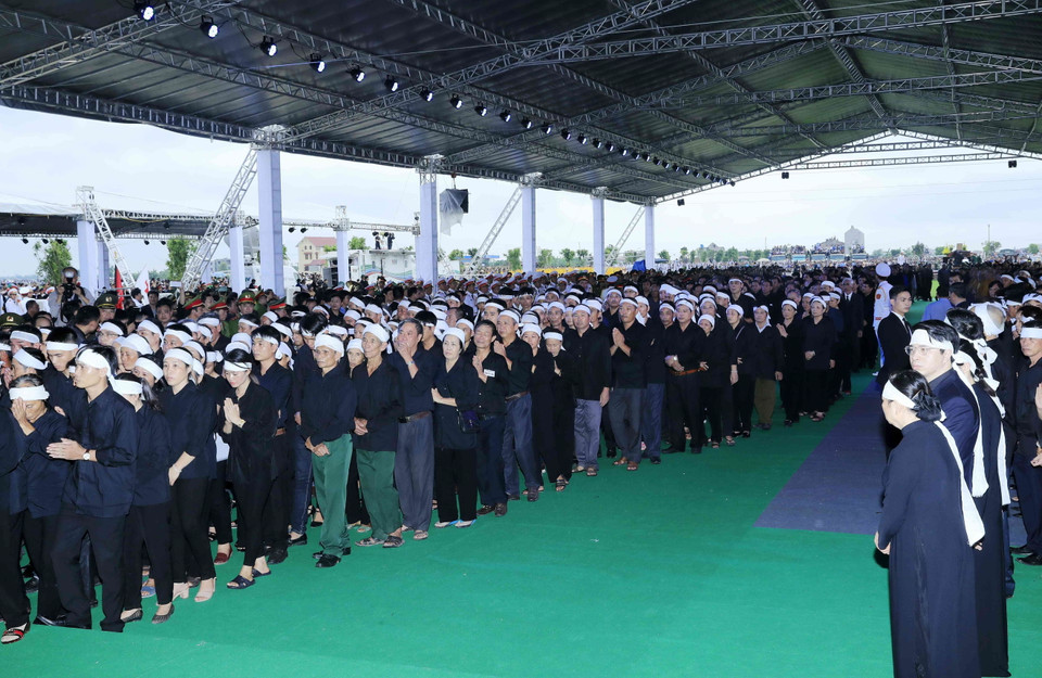 Đoàn họ hàng bên nội, bên ngoại kính viếng Chủ tịch nước Trần Đại Quang tại nơi an táng - xã Quang Thiện, huyện Kim Sơn, tỉnh Ninh Bình. (Nguồn: TTXVN)