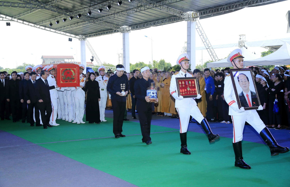 Quyền Chủ tịch nước Đặng Thị Ngọc Thịnh, Phó Thủ tướng thường trực Trương Hòa Bình cùng đội nghi lễ đưa linh cữu Chủ tịch nước Trần Đại Quang từ xe tang tới nơi an táng. (Nguồn: TTXVN)