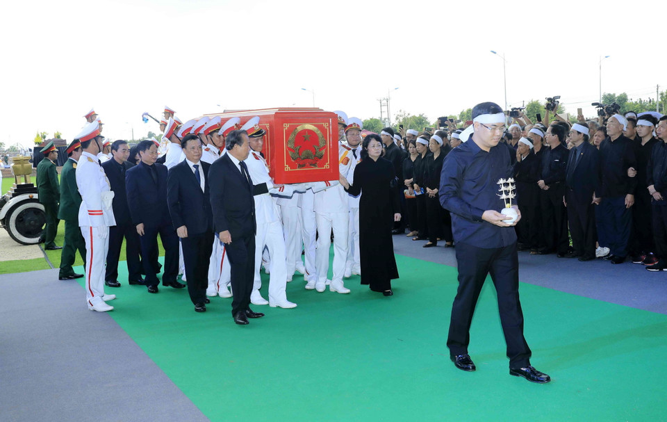 Quyền Chủ tịch nước Đặng Thị Ngọc Thịnh, Phó Thủ tướng thường trực Trương Hòa Bình cùng đội nghi lễ đưa linh cữu Chủ tịch nước Trần Đại Quang từ xe tang tới nơi an táng. (Nguồn: TTXVN)