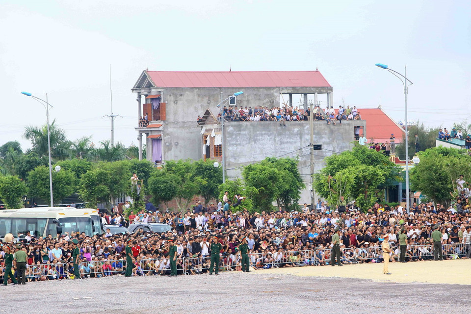 Đông đảo nhân dân địa phương tới theo dõi Lễ an táng Chủ tịch nước Trần Đại Quang, được truyền hình trực tiếp và chiếu qua màn hình lớn tại xã Quang Thiện, huyện Kim Sơn, tỉnh Ninh Bình. (Nguồn: TTXVN)
