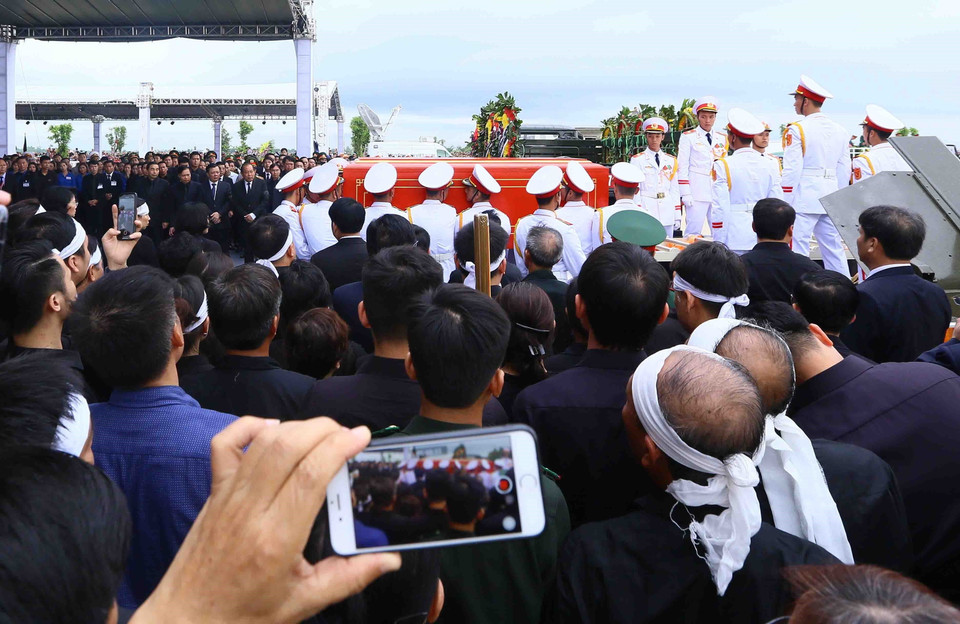Linh cữu Chủ tịch nước Trần Đại Quang được đưa về nơi an nghỉ cuối cùng tại quê hương ông – xã Quang Thiện, huyện Kim Sơn, tỉnh Ninh Bình. (Nguồn: TTXVN)