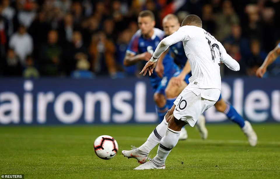 Mabappe để lại dấu ấn với bàn thắng ấn định tỷ số hòa 2-2 ở phút 90, để giúp đương kim vô địch thế giới Pháp tránh khỏi thất bại.