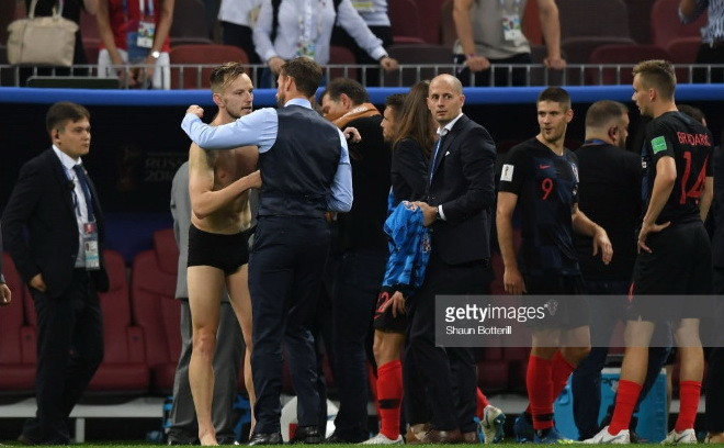 ...bắt tay với huấn luyện viên đội tuyển Anh sau trận đấu. (Nguồn: Getty Images)