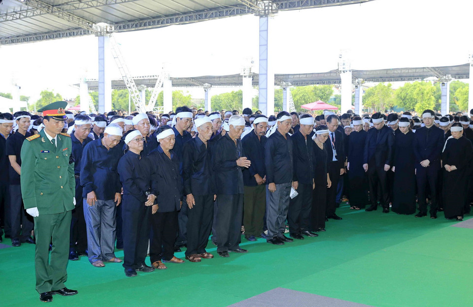 Đoàn họ hàng bên nội, bên ngoại kính viếng Chủ tịch nước Trần Đại Quang tại nơi an táng - xã Quang Thiện, huyện Kim Sơn, tỉnh Ninh Bình. (Nguồn: TTXVN)