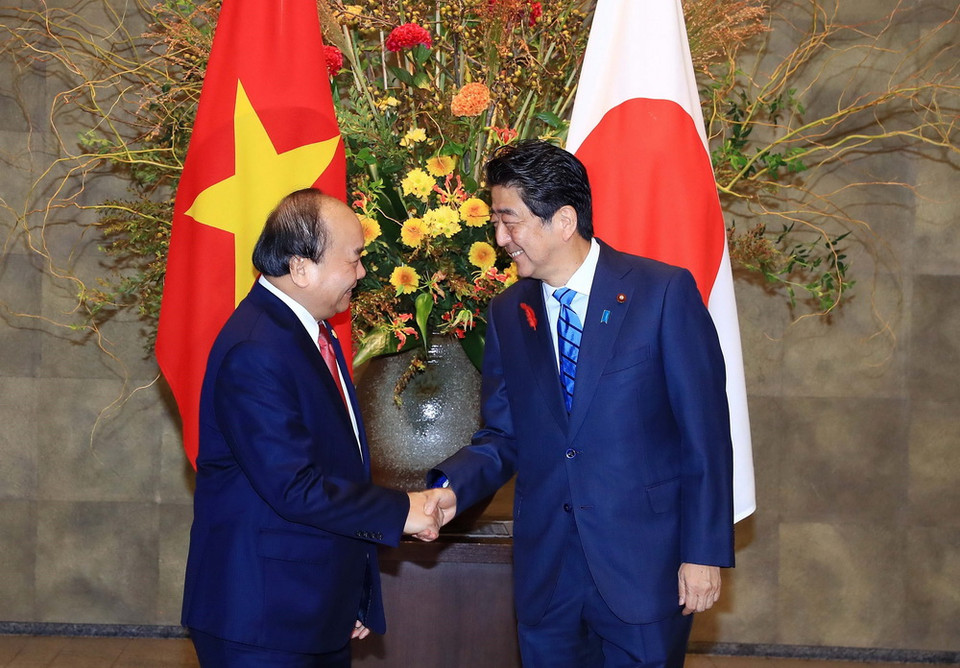 Thủ tướng Nhật Bản Shinzo Abe đón Thủ tướng Nguyễn Xuân Phúc. (Ảnh: Thống Nhất/TTXVN)