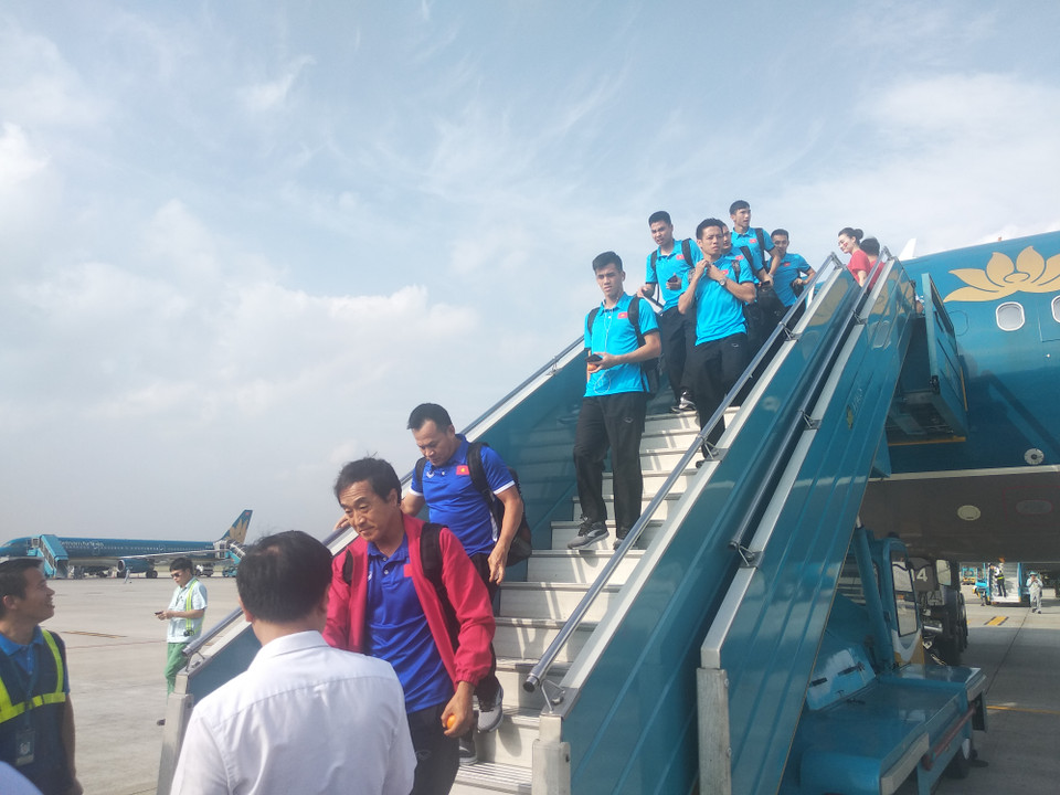 Các cầu thủ xuống máy bay sau hành trình dài hơn 3 giờ bay từ Bacolod đến Nội Bài. (Ảnh: Vietnam+)