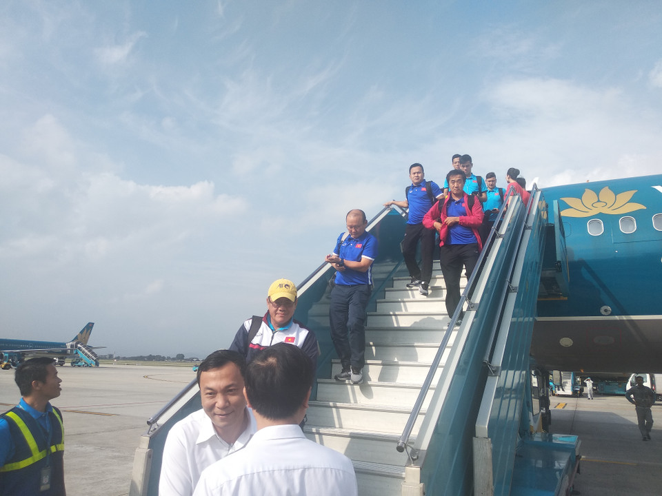 Một ngày sau khi giành chiến thắng 2-1 trước đội chủ nhà Philippines ở lượt đi Bán kết AFF Suzuki Cup 2018, đội tuyển Việt Nam đã về đến sân bay Nội Bài. (Ảnh: Vietnam+)