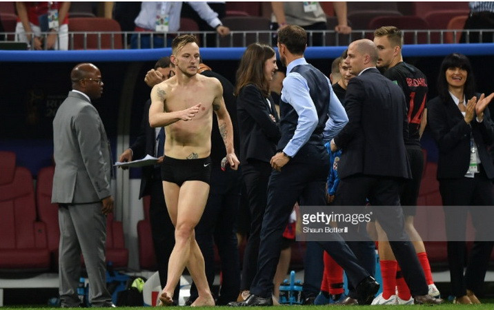 Ivan Rakitic không ngần ngại lột đồ ngay trên sân để ăn mừng. (Nguồn: Getty Images)