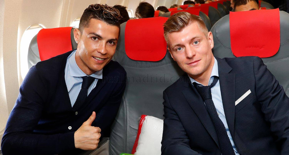 Ronaldo và Kroos thoải mái trước trận đấu.
