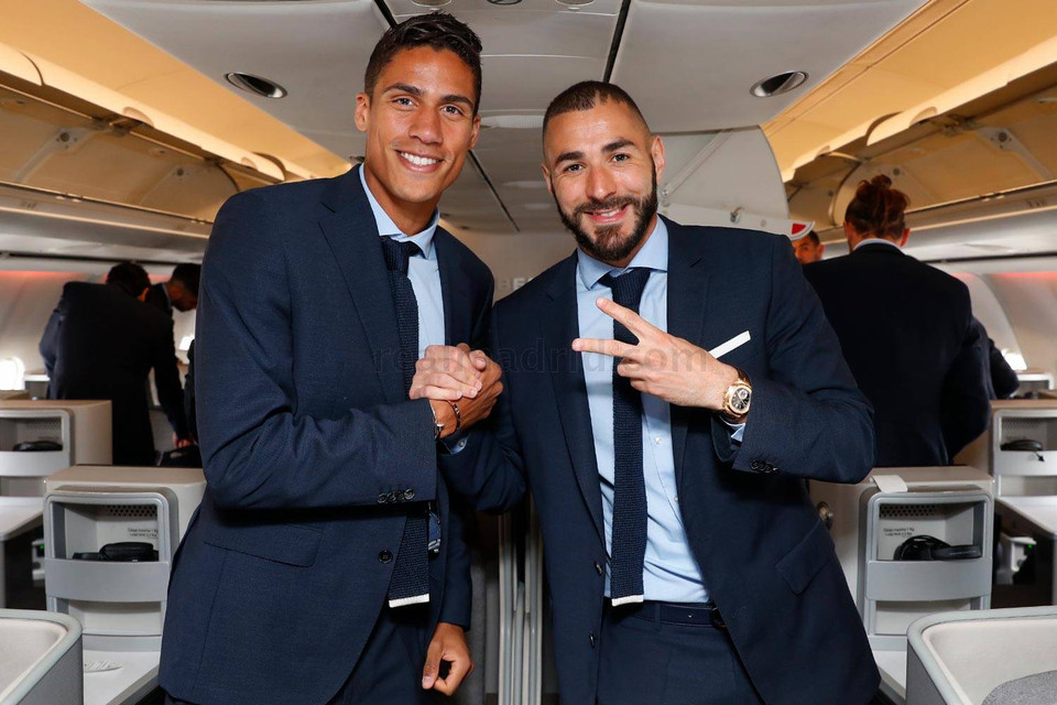 Bộ đôi người Pháp Varane - Bezema, nhiều khả năng sẽ có tên trong đội hình xuất phát. (Nguồn: realmadrid.com)