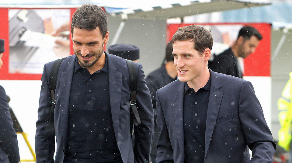 Các cầu thủ ra sân bay để hành quân sang Nga. (Nguồn: dfb.de)