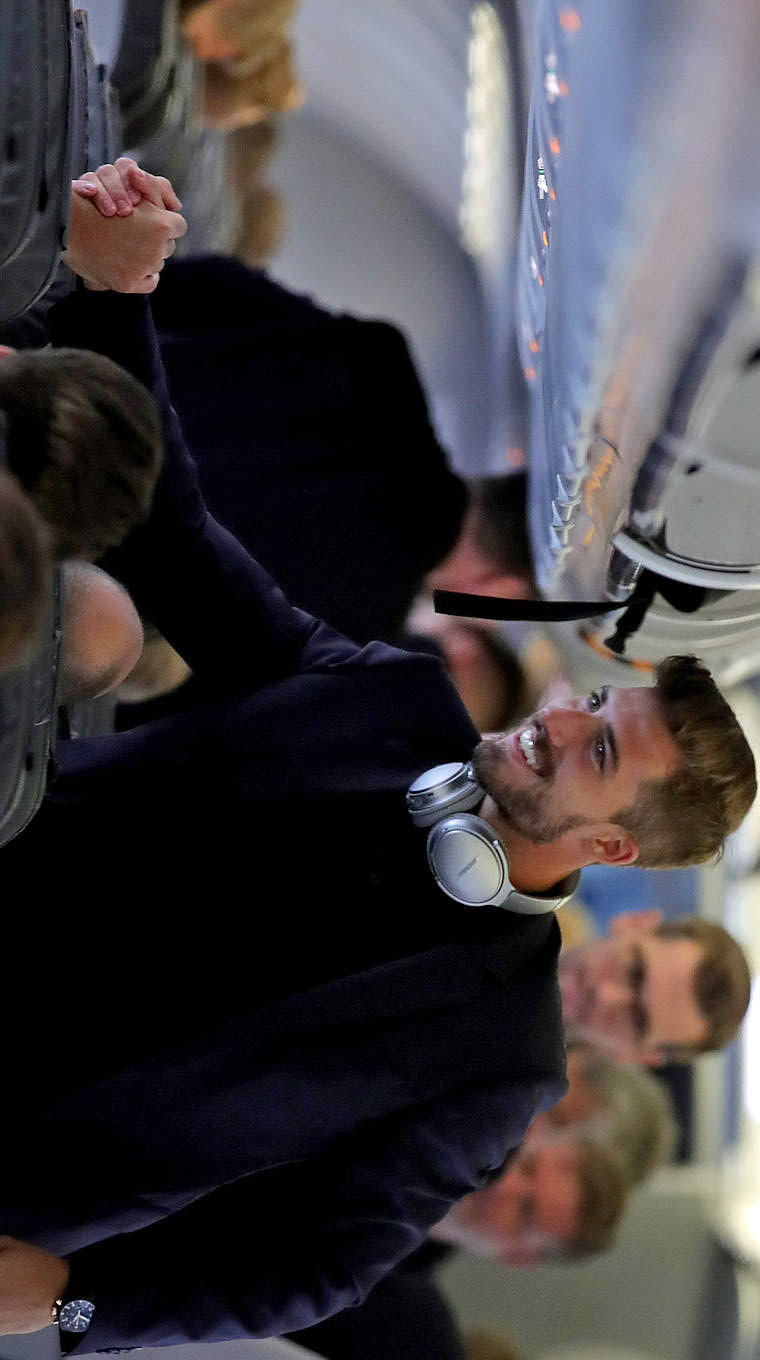 Các cầu thủ Đức thoải mái trước chuyến bay. (dfb.de)