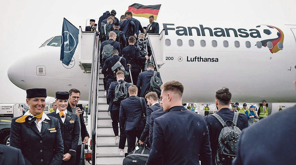 Thành viên đội tuyển Đức lên máy bay chuẩn bị cho hành trình mới. (dfb.de)