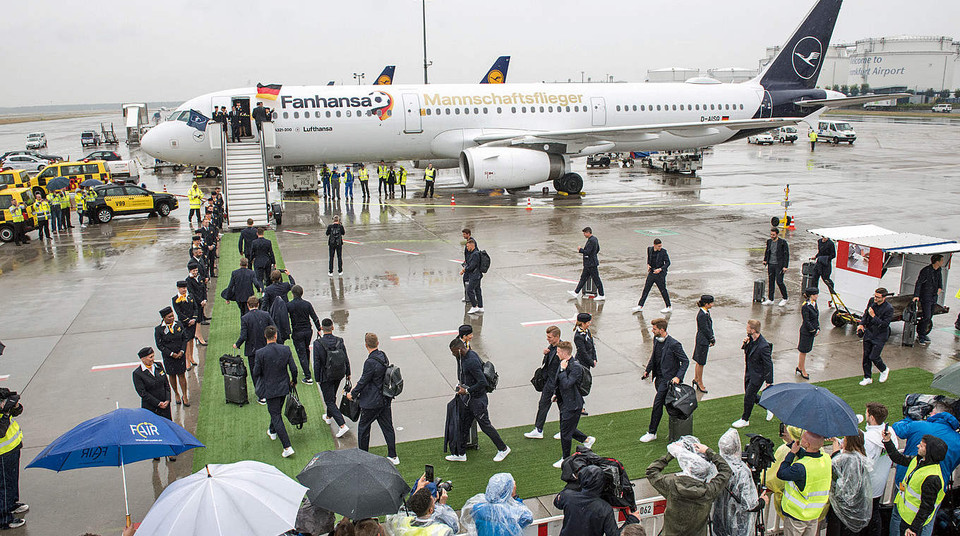 Quang cảnh tại sân bay, tiển đội tuyển Đức sang Nga. (Nguồn: dfb.de)