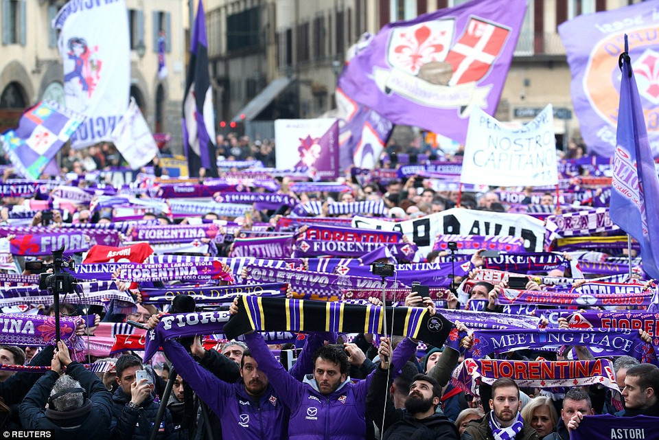 Các cổ động viên của Fiorentina có mặt trong lễ tang. (Nguồn: Reuters)