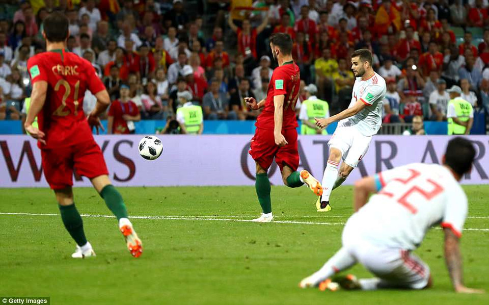 Ba phút sau, Nacho đưa Tây Ban Nha lần đầu vượt lên dẫn trước ở trận này.