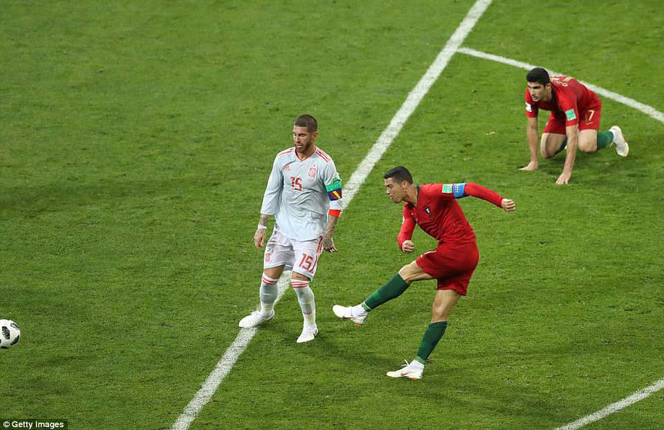 Nhưng đến phút 44, Ronaldo lại khiến người hâm mộ Tây Ban Nha phải buồn...