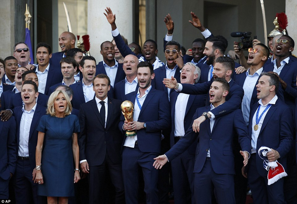 Thành viên đội tuyển Pháp chụp hình cùng Tổng thống Macron và phu nhân.