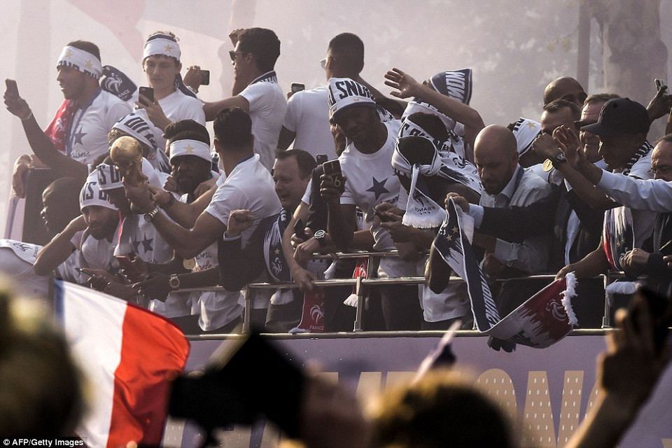 Những người hùng của nước Pháp hòa vào người hâm mộ.