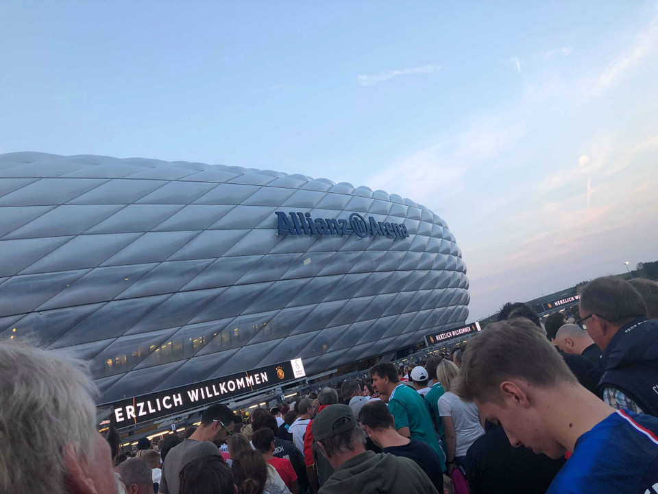 Người hâm mộ kéo đến sân Allianz Arena để xem Đức thể hiện ra sao sau thảm họa trên đất Nga. (Ảnh: Thắng Trương/Vietnam+)