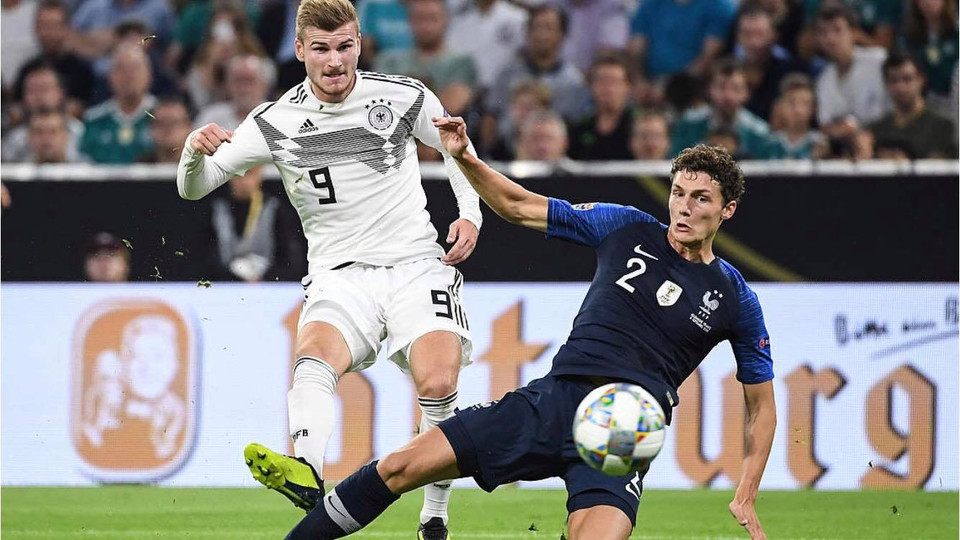 ...và tạo ra sự nguy hiểm trước khung thành của Pháp. (Nguồn: dfb.de)