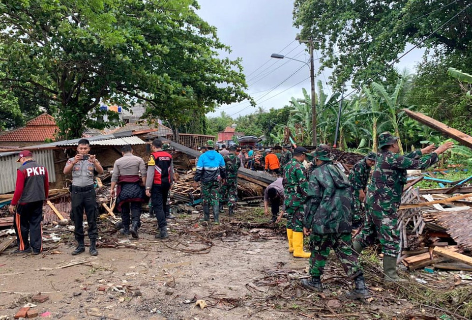 Lực lượng quân đội và công an Indonesia tìm kiếm nạn nhân bị mất tích trong đống đổ nát gần bãi biển Anyer. (Nguồn: EPA)