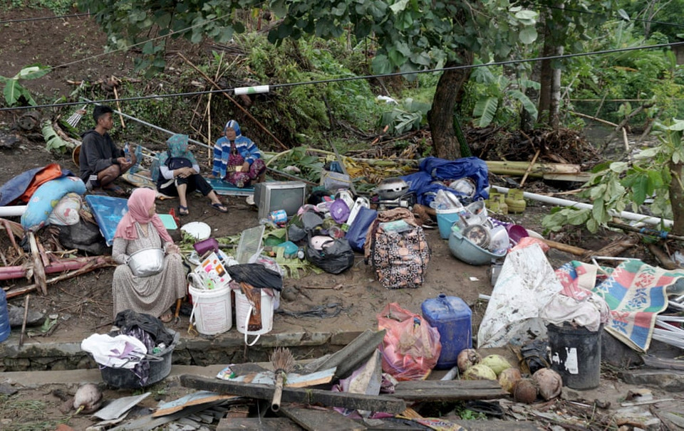Người dân tập trung gần nhà của họ ở Anyer, Banten. (Nguồn: EPA)