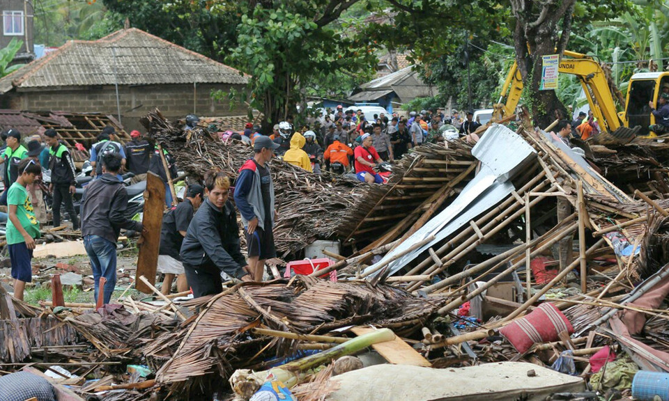Trận sóng thần quét qua Indonesia vào tối 22/12 đã phá hủy hoàn toàn những ngôi nhà ven biển, khiến ít nhất 281 người thiệt mạng, trong khi hơn 1.000 người bị thương. (Nguồn: AP)