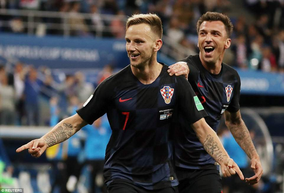 ...với bàn thắng ấn định tỷ số 3-0 và đưa Croatia vào vòng 1/8.