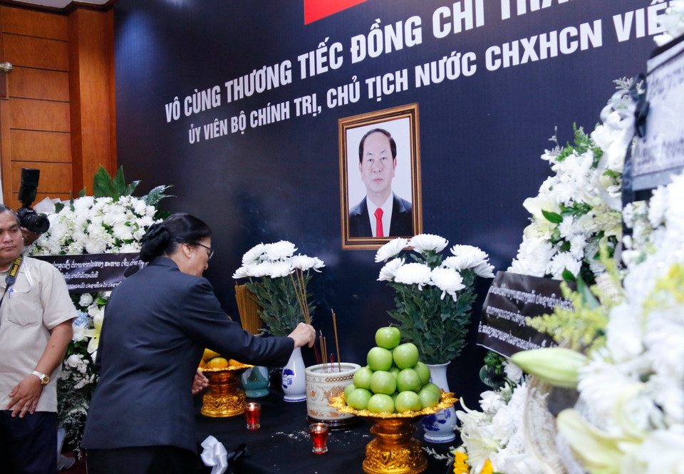 Tại Lào, Chủ tịch Quốc hội Lào, đồng chí Pany Yathotou dâng hương viếng Chủ tịch nước Trần Đại Quang tại Đại sứ quán Việt Nam ở thủ đô Vientiane. (Ảnh: Phạm Kiên/TTXVN)