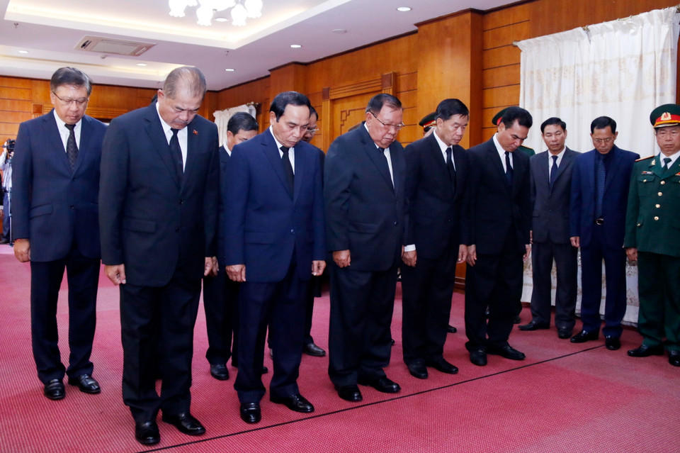 Đoàn đại biểu Ban Chấp hành Trung ương Đảng NDCM Lào do Tổng Bí thư, Chủ tịch nước Lào Bounnhang Vorachith làm Trưởng đoàn dành một phút mặc niệm tưởng niệm Chủ tịch nước Trần Đại Quang. (Ảnh: Phạm Kiên/TTXVN)