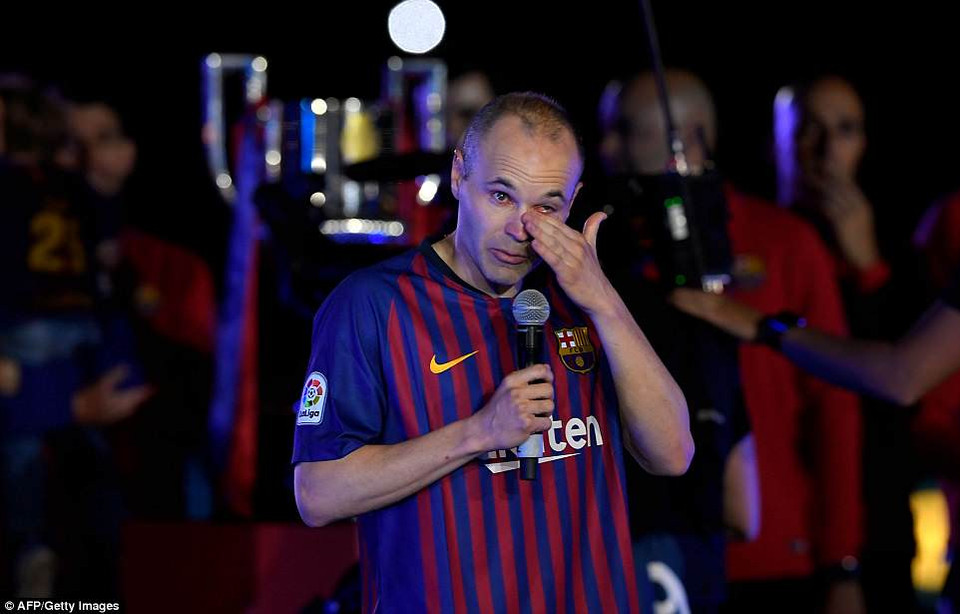 Andres Iniesta đã không giấu được cảm xúc sau trận đấu cuối cùng trong màu áo Barcelona.