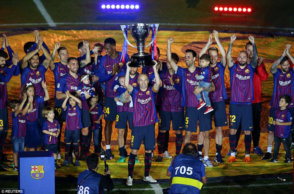 Anh cùng Barcelona giành 9 La Liga, 6 Cúp Nhà Vua, 4 Champions League và nhiều giải thưởng khác.