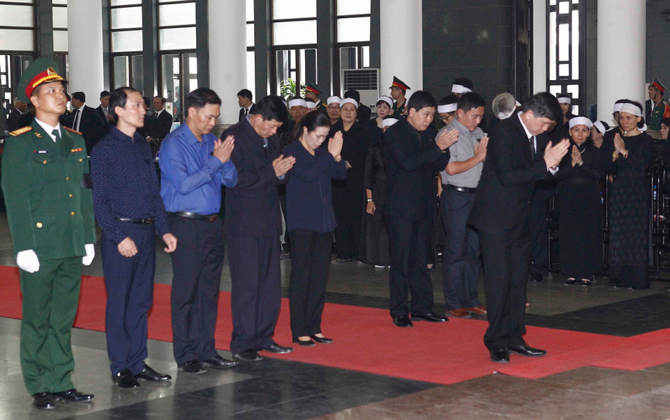 Đoàn Tỉnh ủy, HĐND, UBND, Ủy ban MTTQ Việt Nam tỉnh Sơn La viếng nguyên Tổng Bí thư Đỗ Mười. (Ảnh: TTXVN)