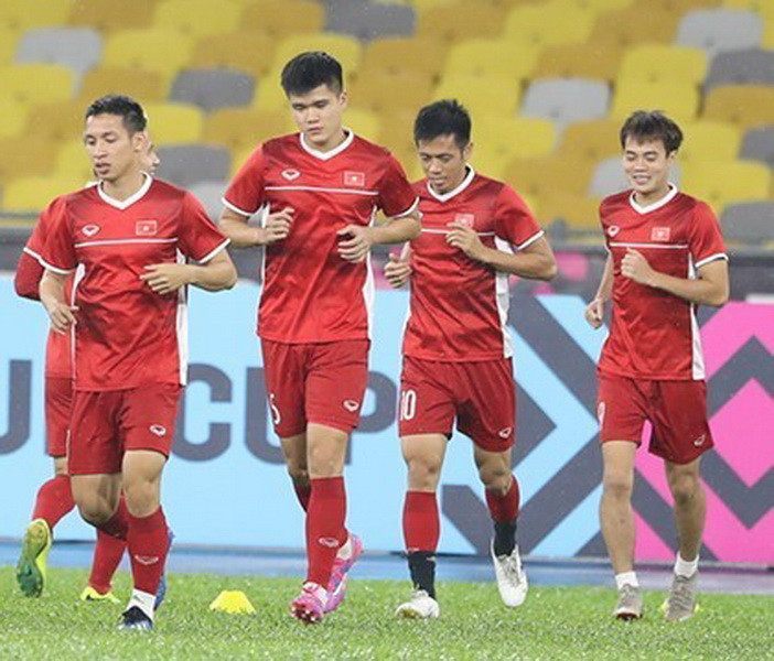 Đúng 18 giờ 48 phút giờ Malaysia (tức 17 giờ 48 phút giờ Việt Nam), đội tuyển Việt Nam đã có mặt tại sân Bukit Jalil tập làm quen với sân cỏ-nơi sẽ diễn ra trận chung kết lượt đi AFF Suzuki Cup 2018 với chủ nhà Malaysia vào lúc 19 giờ 45 (giờ Việt Nam).