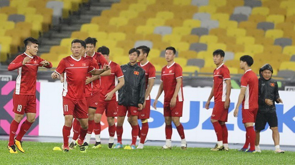 Các cầu thủ đang tập luyện làm quen với sân vận động. (Ảnh: Hoàng Linh/TTXVN)