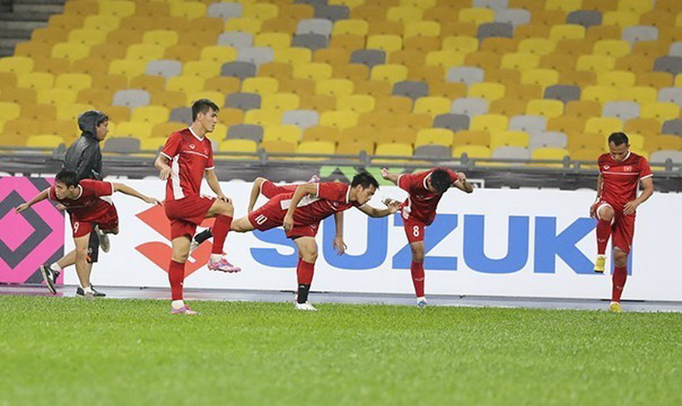 Sau phần khởi động các cầu thủ đội tuyển Việt Nam chuyển sang tập chiến thuật, thi đấu đối kháng trên phạm vi 1/2 sân.(Ảnh: Hoàng Linh/TTXVN)